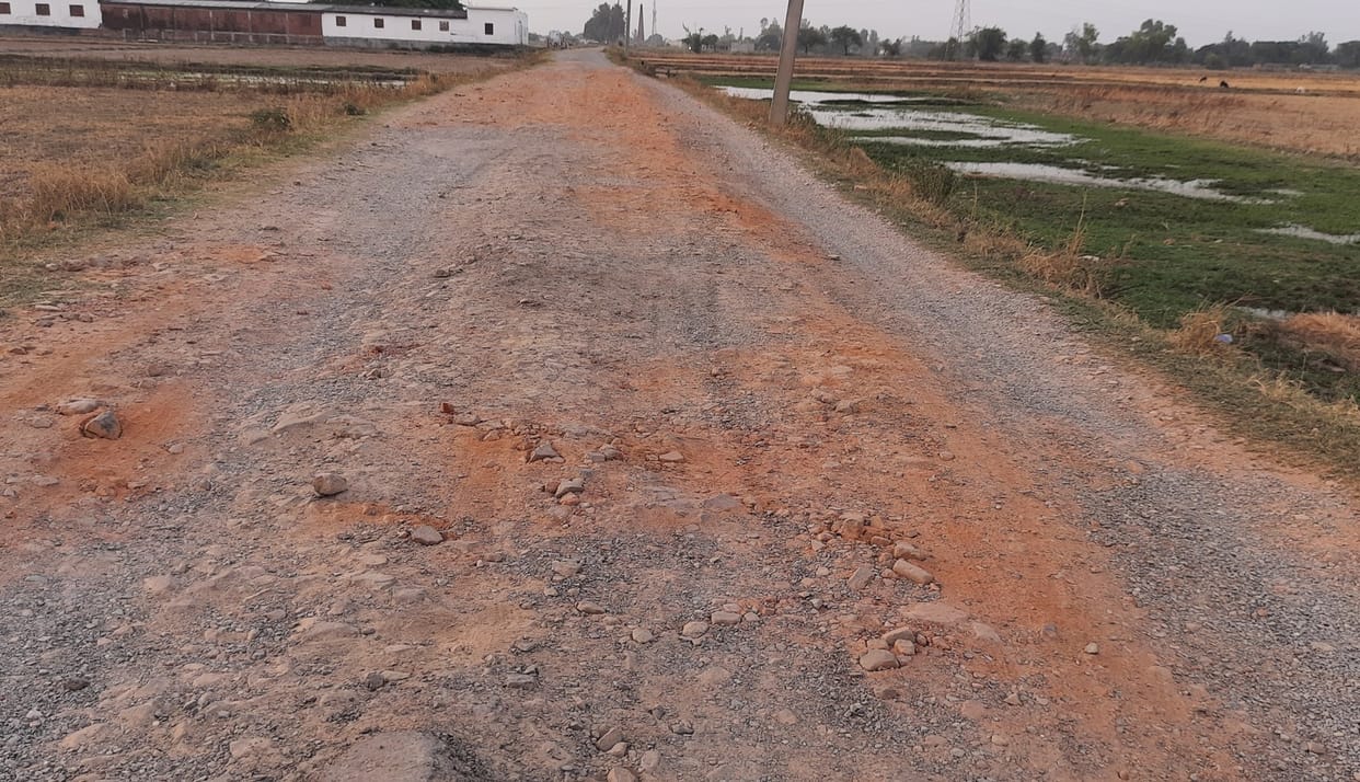 Rain is about to come, the work of filling the potholes of the road has not started