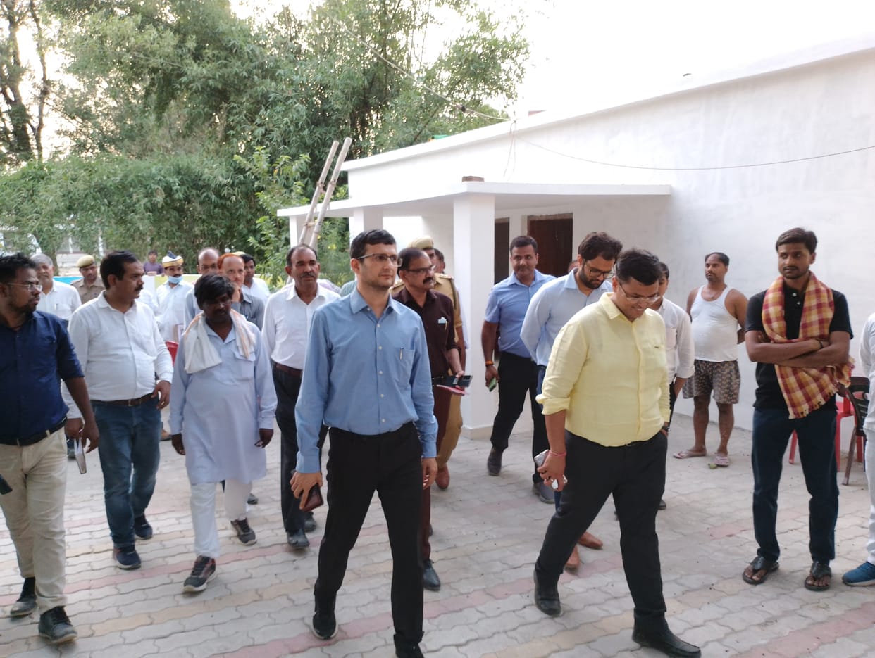 Divisional Commissioner inspected the primary school Paharipur: