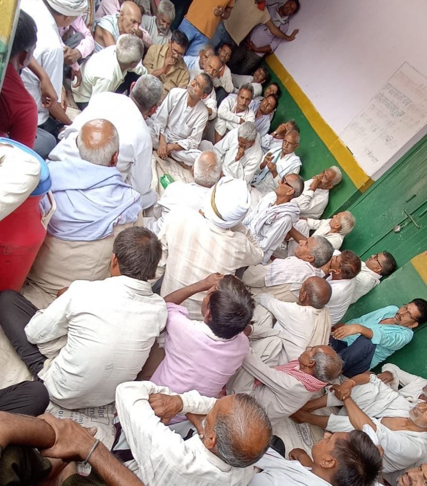 Mathura: Demand for disclosure of Pramod murder case in Panchayat of people of four villages