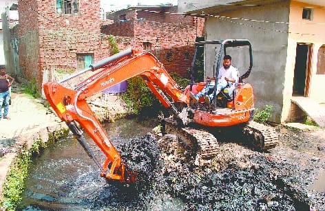 Municipality administration started cleaning the drains