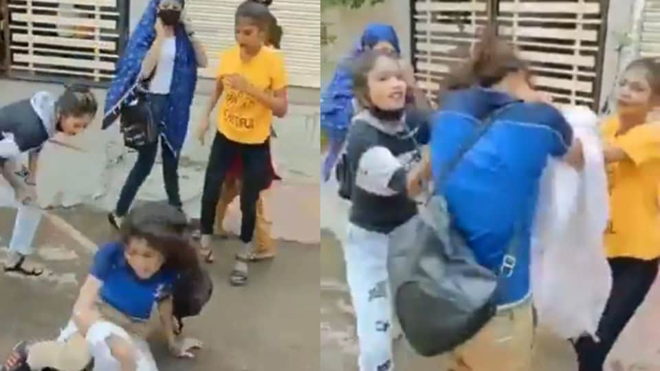 MP News: Terror of lady gang in Indore, girl going to work in Domino's company stopped and thrashed with punches