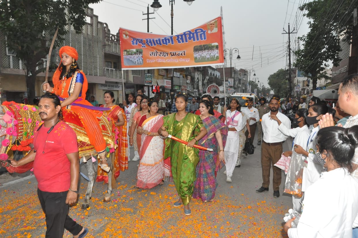 Girls showed patriotism in the path movement