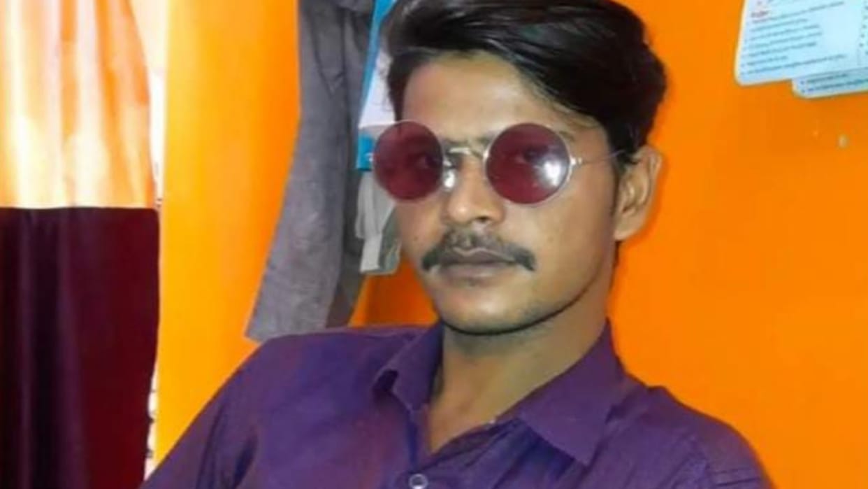 Road accident in Jhansi Unknown vehicle hit the bike, only son died in the accident