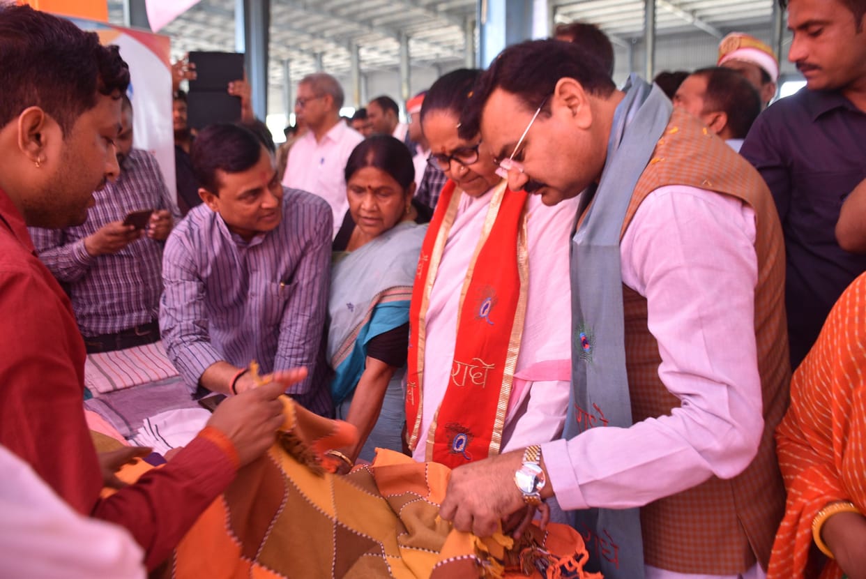 Praising the government by giving rates or benefits of schemes