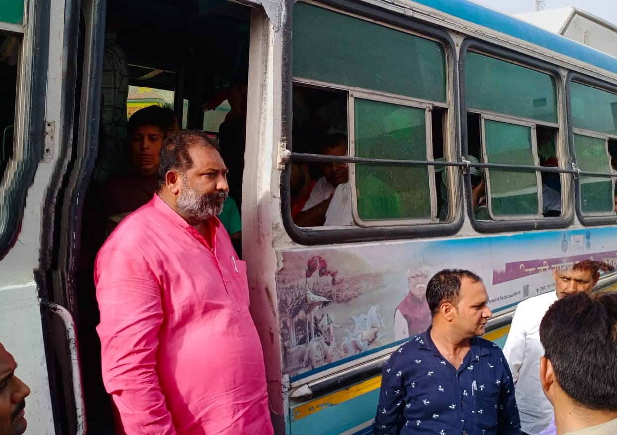 Minister learned the problems of the passengers by boarding the buses