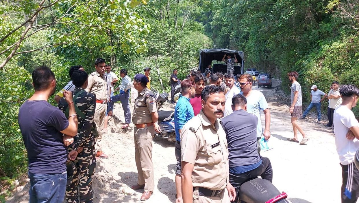 Car fell into a ditch, four women of the same family died