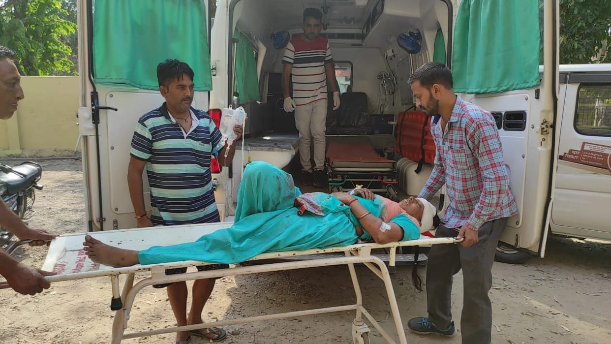 Uncontrolled bus overturned on the road, 12 people injured