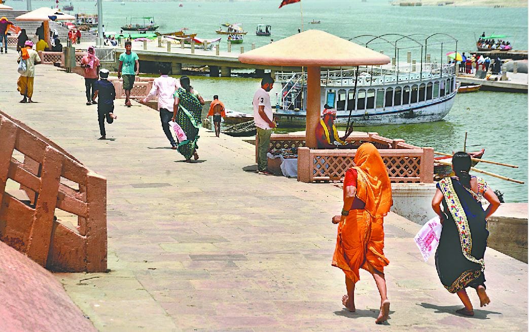 mismanagement in kashi vishwanath dham in summer devotees Feet burning neither water arrangement nor shade on head