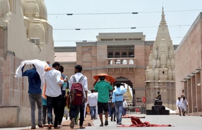 mismanagement in kashi vishwanath dham in summer devotees Feet burning neither water arrangement nor shade on head