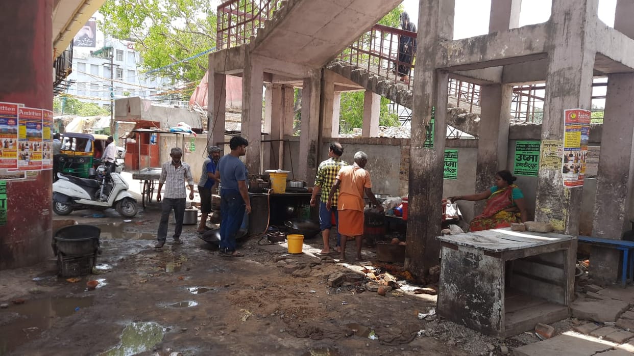 Gas cylinder caught fire in jalebi snacks shop in varanasi chaos for while a minute