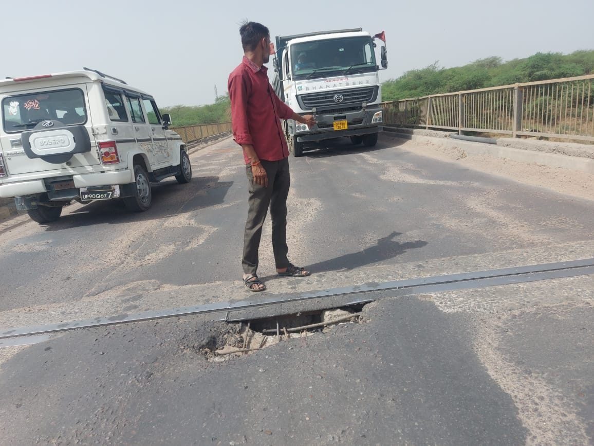 Yamuna bridge damaged, three feet pit