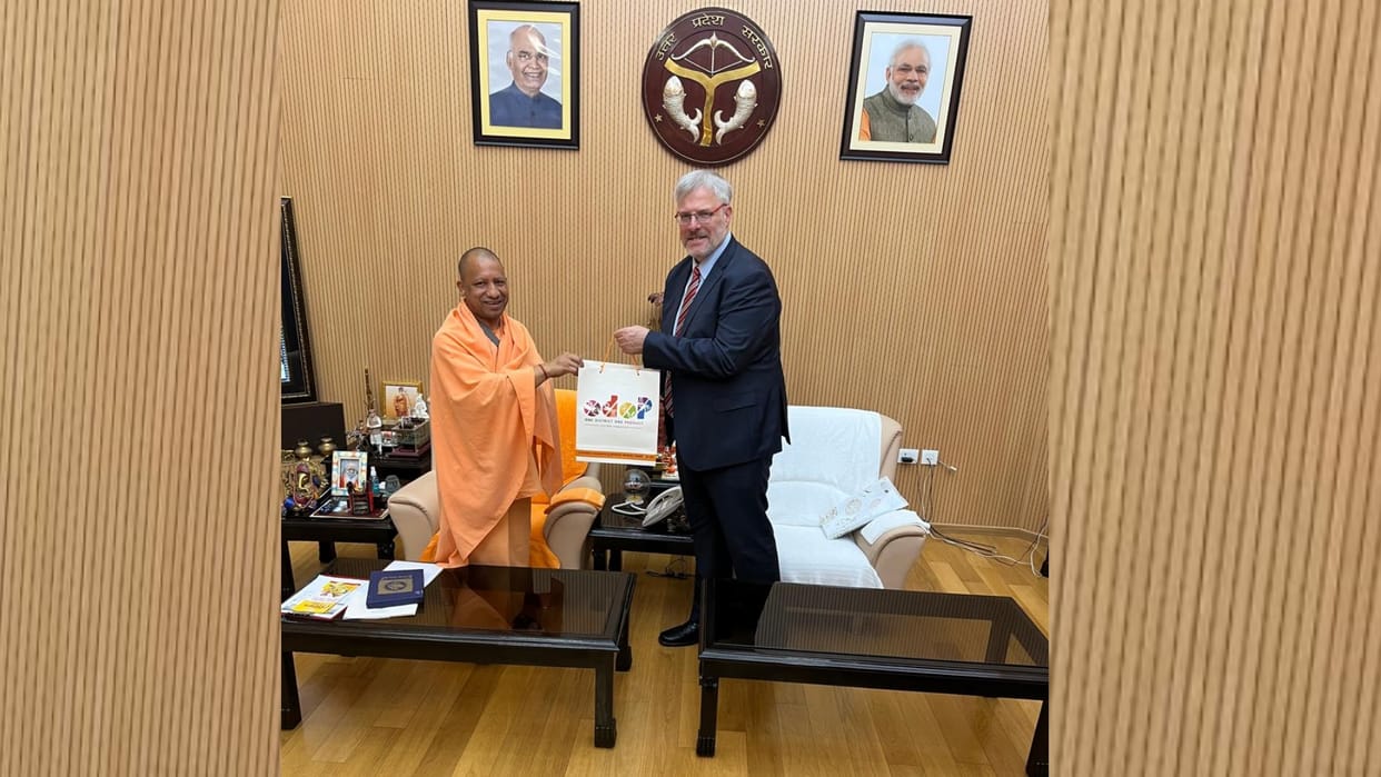 Cm yogi adityanath meets to ambassador of isreal in Lucknow.