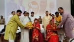 गर्भवती महिलाओं की गोद भराई करतीं राज्यमंत्री गुलाब देवी। संवाद