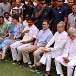 National Herald Case: कांग्रेसी कार्यकर्ताओं से मिलते राहुल गांधी