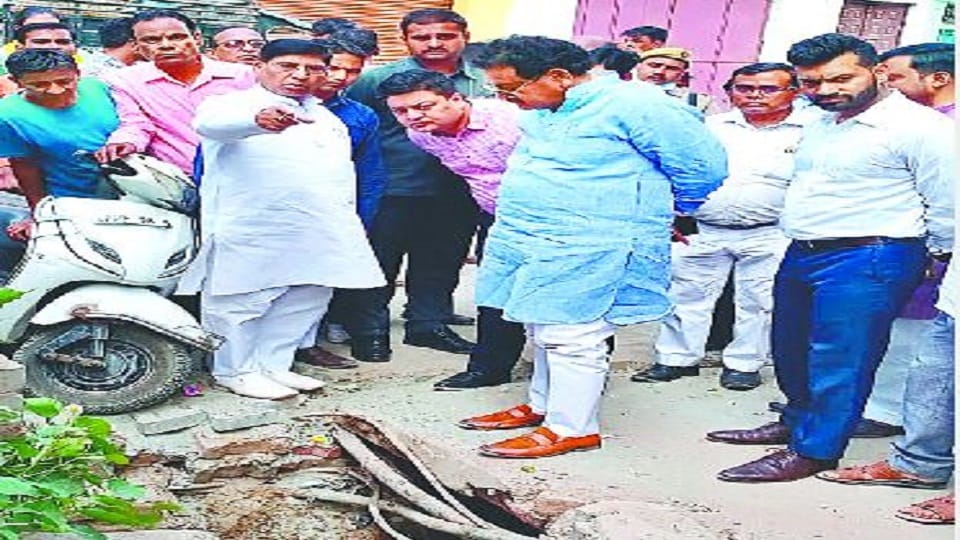 Union Minister of State SP Singh Baghel reached spot to know reality of construction work of Smart City Agra