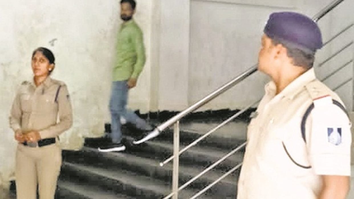 Indore News: EOW raids on Additional Commissioner's PA bases, complaint of disproportionate assets
