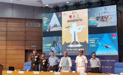 तीनों सेनाओं के चीफ के साथ रक्षा मंत्री