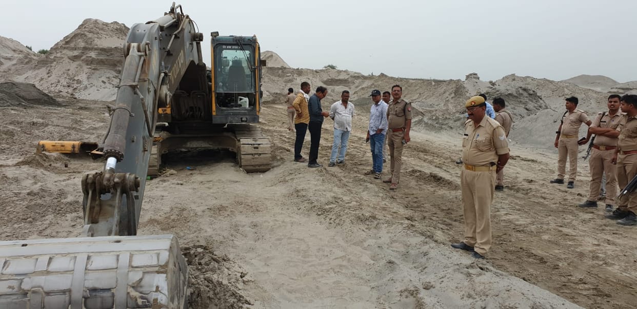 Two people of Haryana caught while mining with Poklen machine