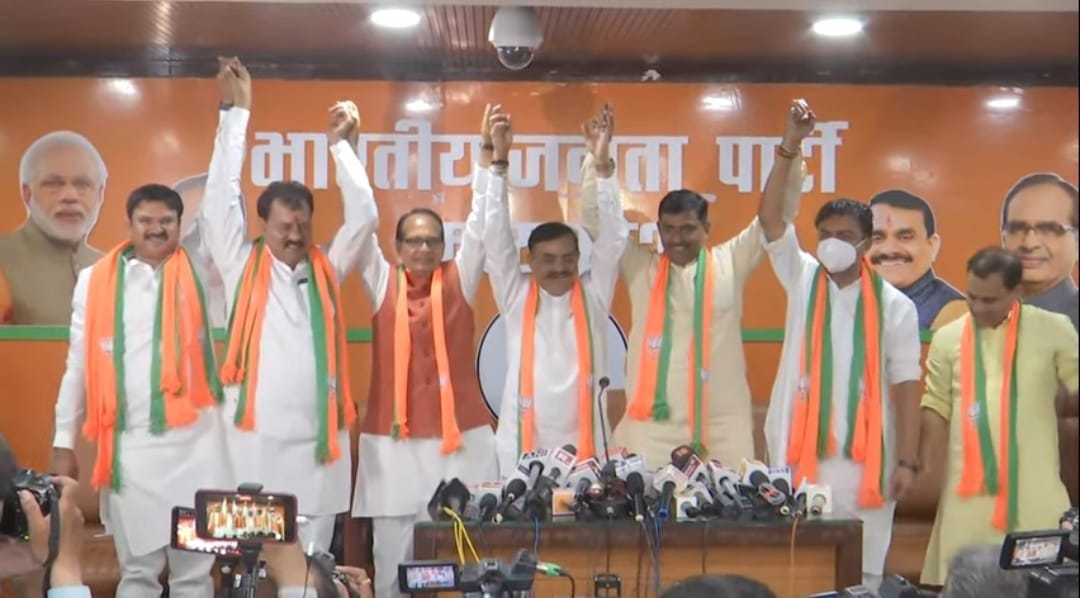 Madhya pradesh: BSP, SP and independent three MLAs of the state join BJP, VD Sharma and CM got membership