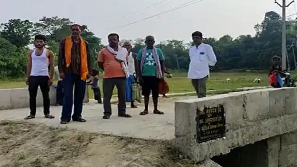 Bihar Boy built a bridge in village at madhubani for his father last wish