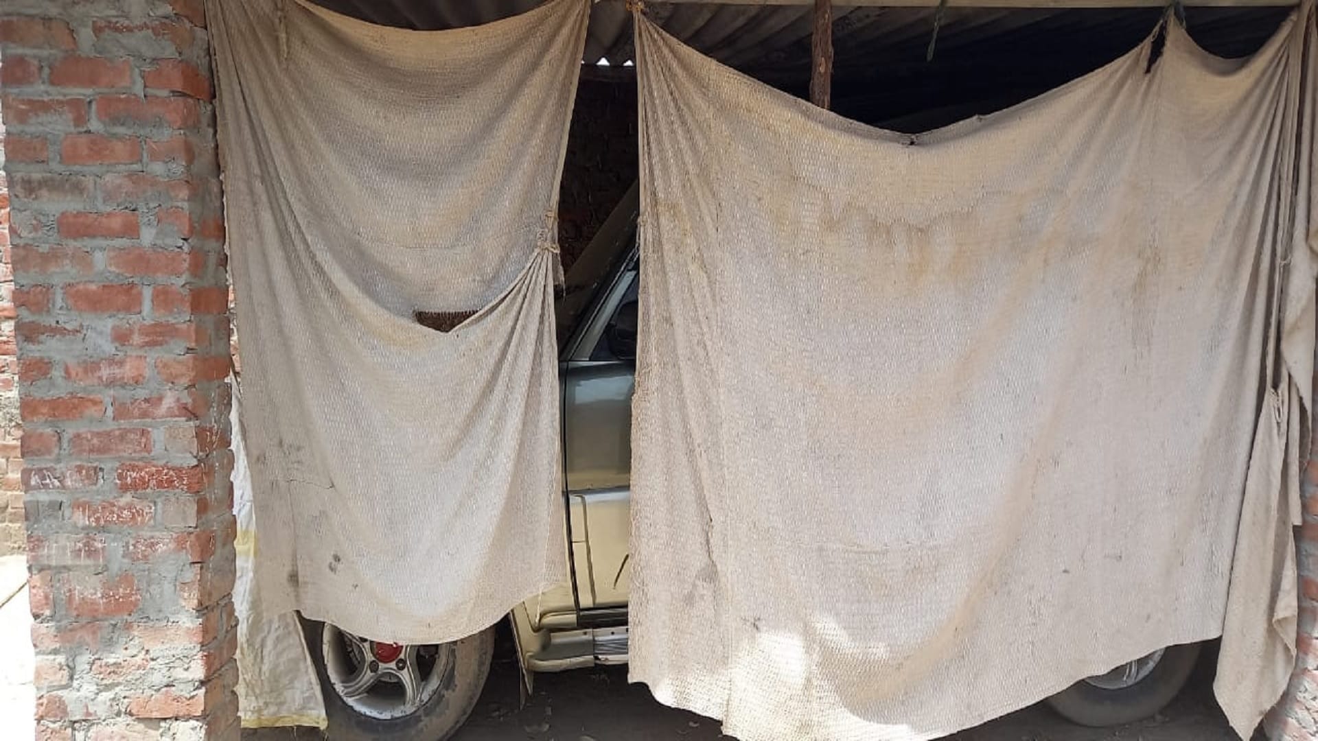 Two innocent cousins brothers died due to suffocation in Scorpio in Badaun