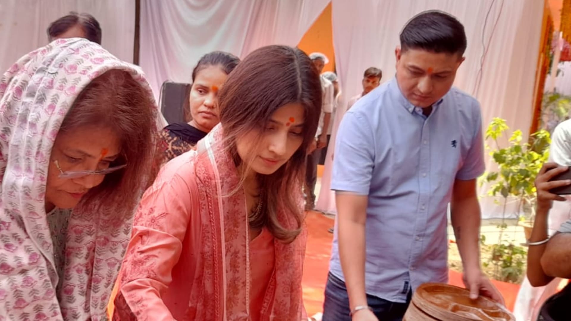 Dimple yadav distribute food on bada mangal.