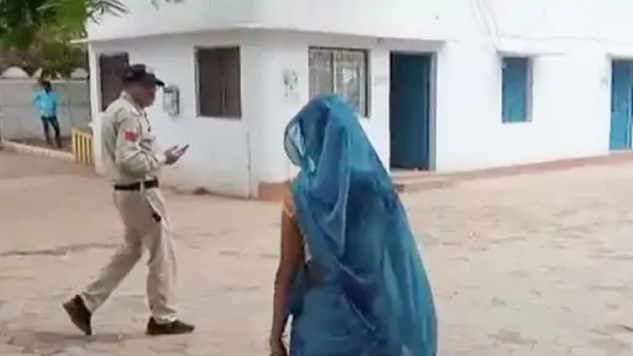 Shivpuri: When the daughter-in-law did not have a relationship with brother-in-law and brother-in-law, then mother-in-law and husband beat her out of the house, got an abortion