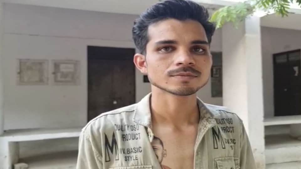 Muslim youth got CM Yogi Adityanath tattoo tattooed on his chest in Etah