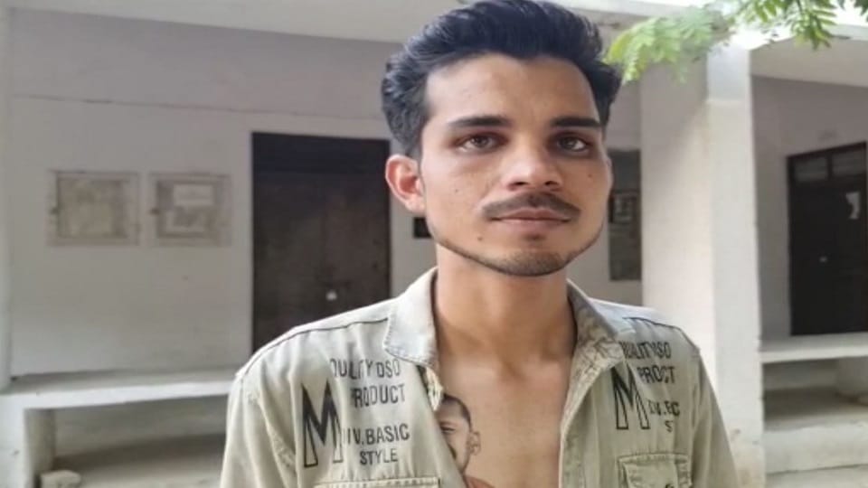 Muslim youth Yameen got CM Yogi Adityanath's tattoo done on his chest in Etah