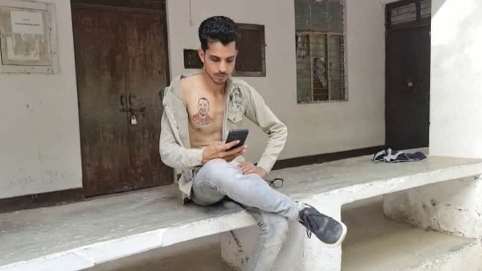 Muslim youth got CM Yogi Adityanath tattoo tattooed on his chest in Etah