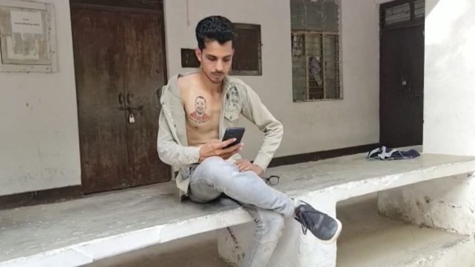 Muslim youth Yameen got CM Yogi Adityanath's tattoo done on his chest in Etah