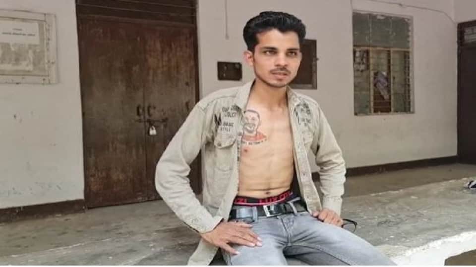Muslim youth Yameen got CM Yogi Adityanath's tattoo done on his chest in Etah