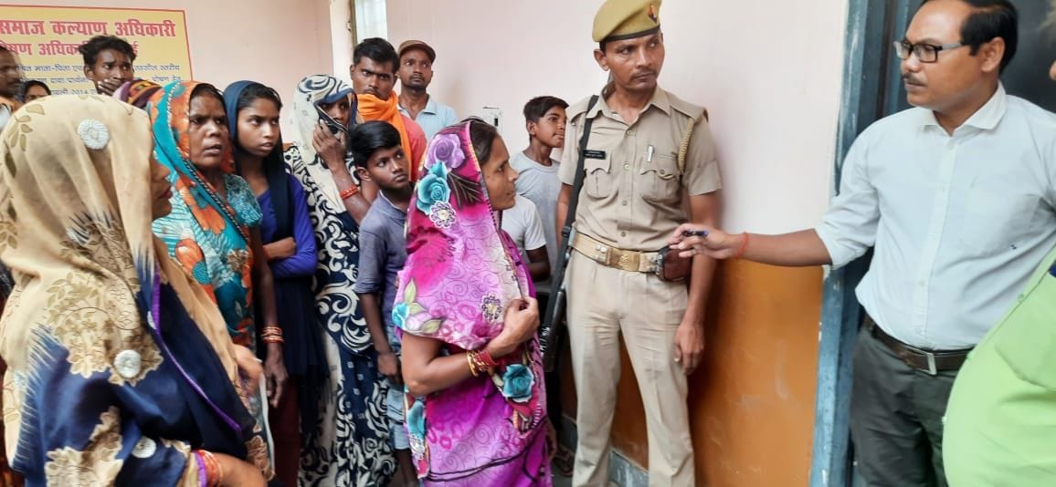 hardoi news,Women stood for five and a half hours in the scorching sun to open the closed road