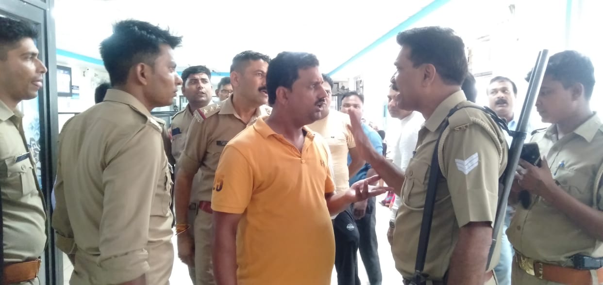 six lakh theft from bank cashier cabin