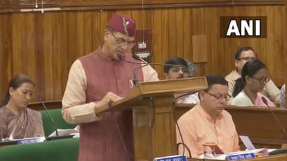 बजट पेश करते वित्त मंत्री प्रेमचंद अग्रवाल