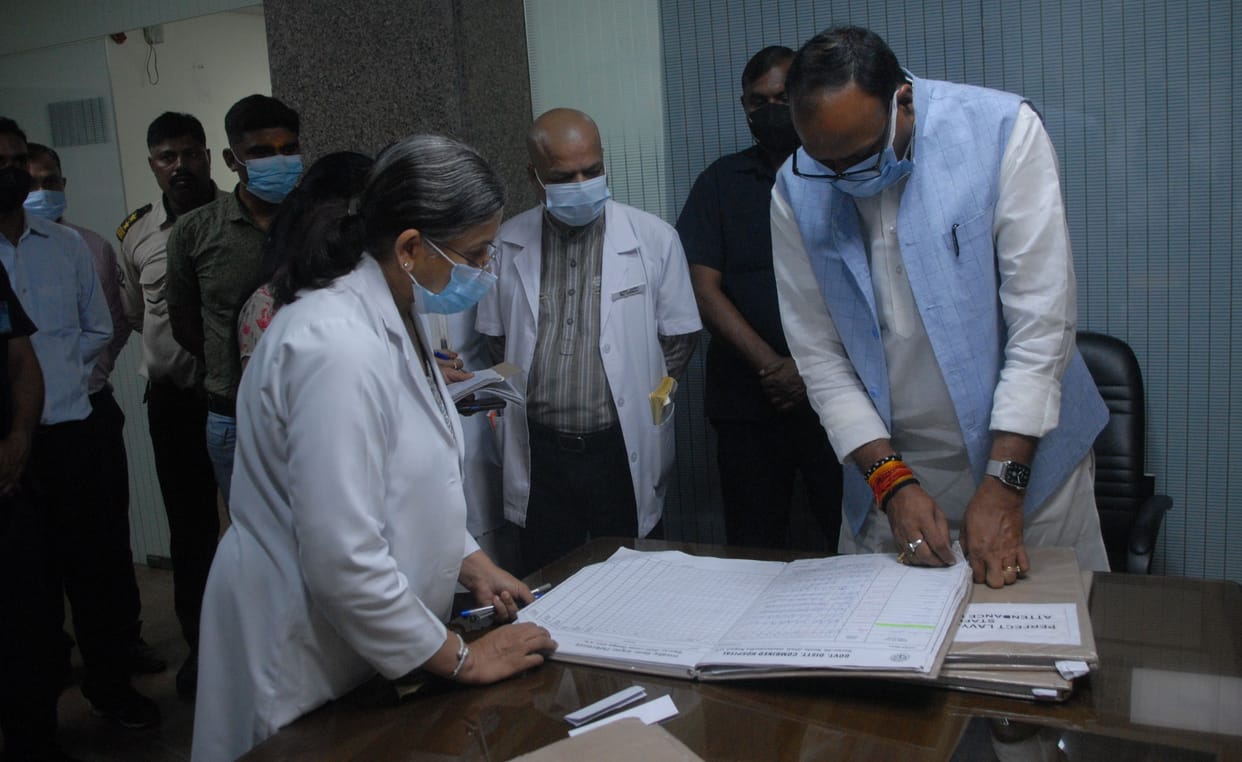 The Deputy Chief Minister was furious after seeing the advance presence in the attendance register of the district hospital.