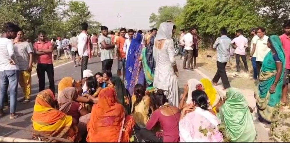 Youth dies due to uncontrollable bus collision, angry people jammed