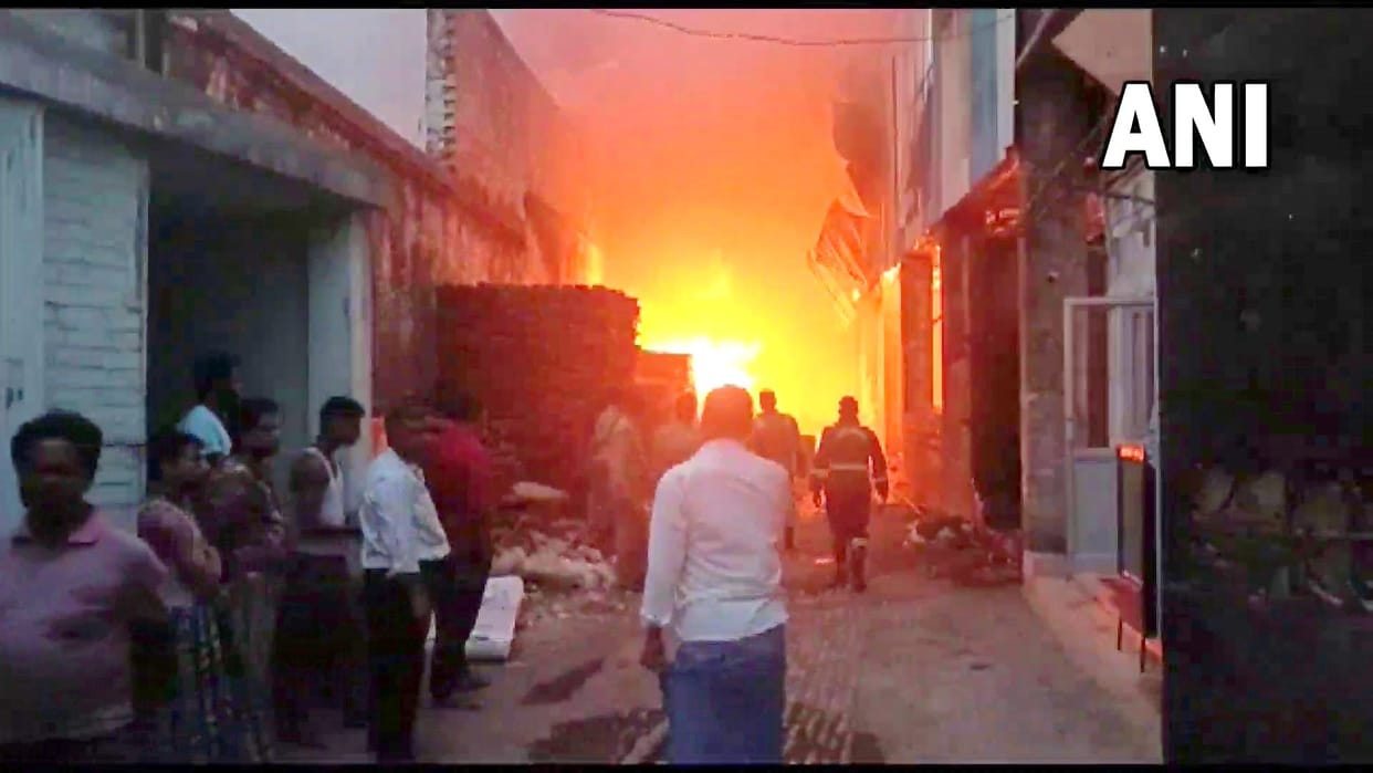 Fierce fire broke out at Supreme Plywood warehouse in Kanpur, six fire tenders are trying to extinguish