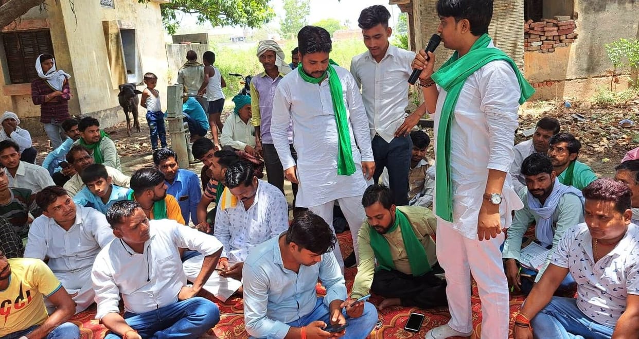 Crops are getting ruined by drying up due to heat, farmers besieged the power house