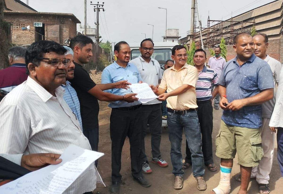 People gheraoed the team that arrived to inspect the steel factories