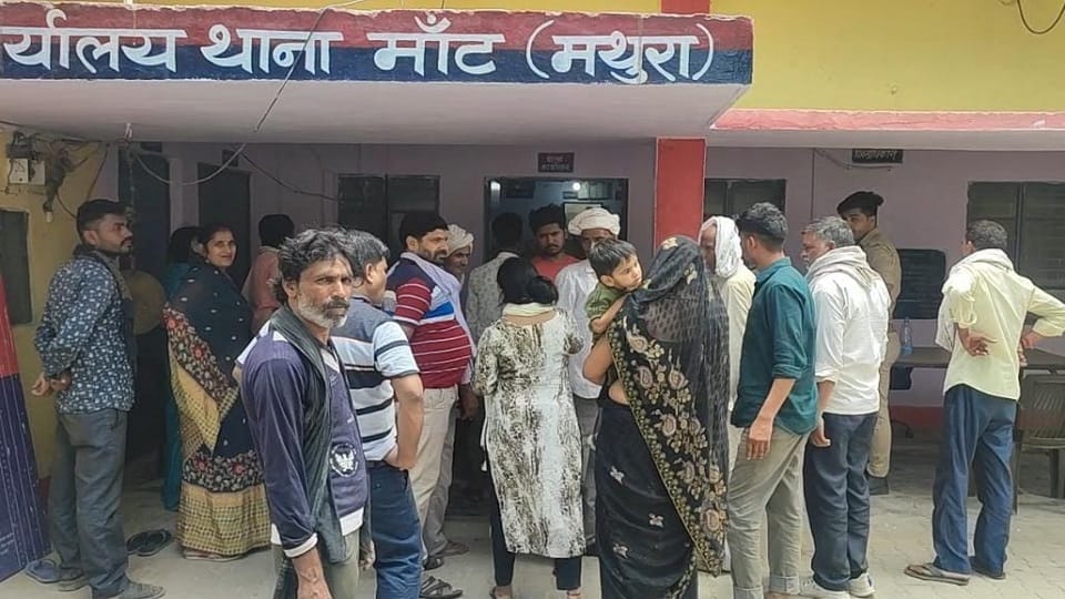 thieves broke gold chain from the neck of the devotees taking advantage of the crowd in Radharani fair