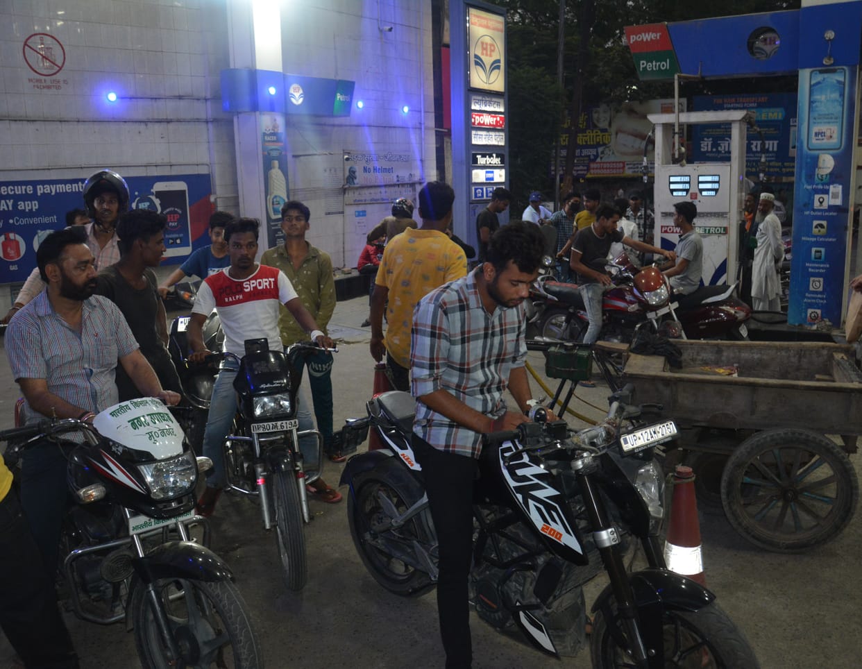 Diesel-petrol started running out at the pumps of Hindustan Petroleum