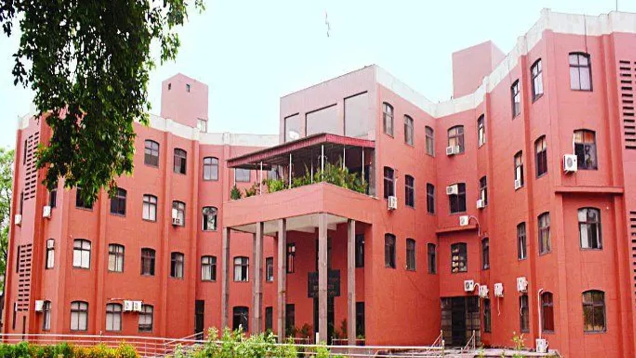 Gwalior: Assistant engineer shared obscene video on the official WhatsApp group of Municipal Commissioner, notice issued