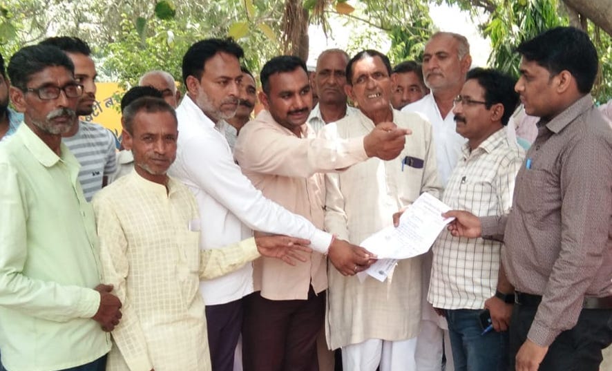 Farmers union protested in Tehsil, submitted memorandum