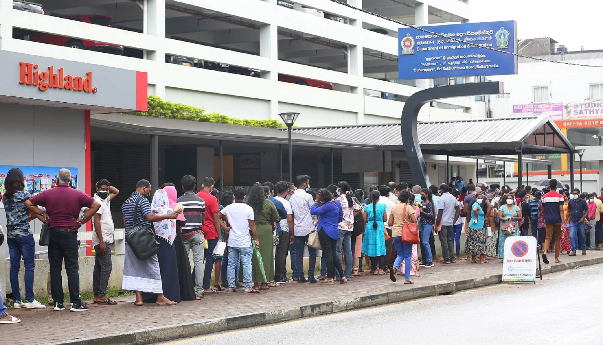 Sri Lanka Economic Crisis and Protests around country as Gotabaya Rajapaksa and Ranil Wickremesinghe announce resignation news in hindi