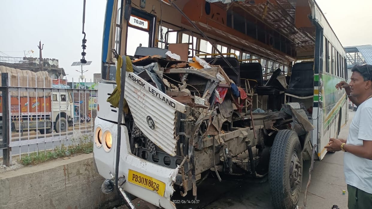 big road accident in Kushinagar, bus full of laborers collided with truck