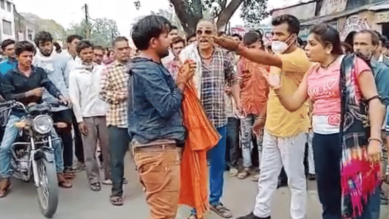 Sagar News: A Girl beat Youth for molesting her in Khurai