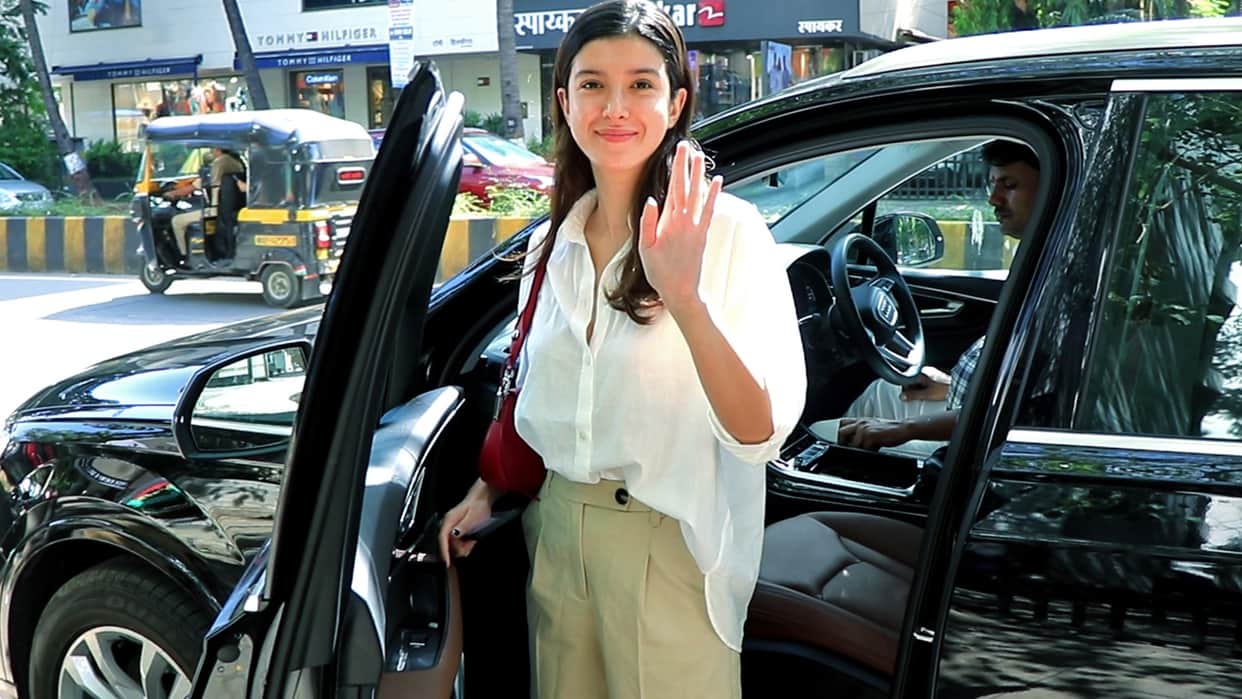 Shanaya Kapoor was seen on the streets of Mumbai in a no makeup look, see Actress photos in semi formal dress