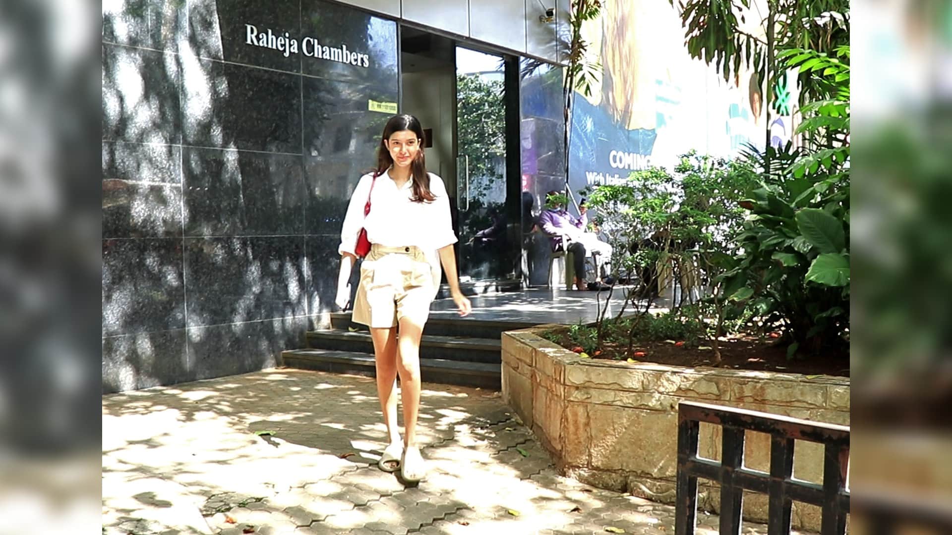 Shanaya Kapoor was seen on the streets of Mumbai in a no makeup look, see Actress photos in semi formal dress