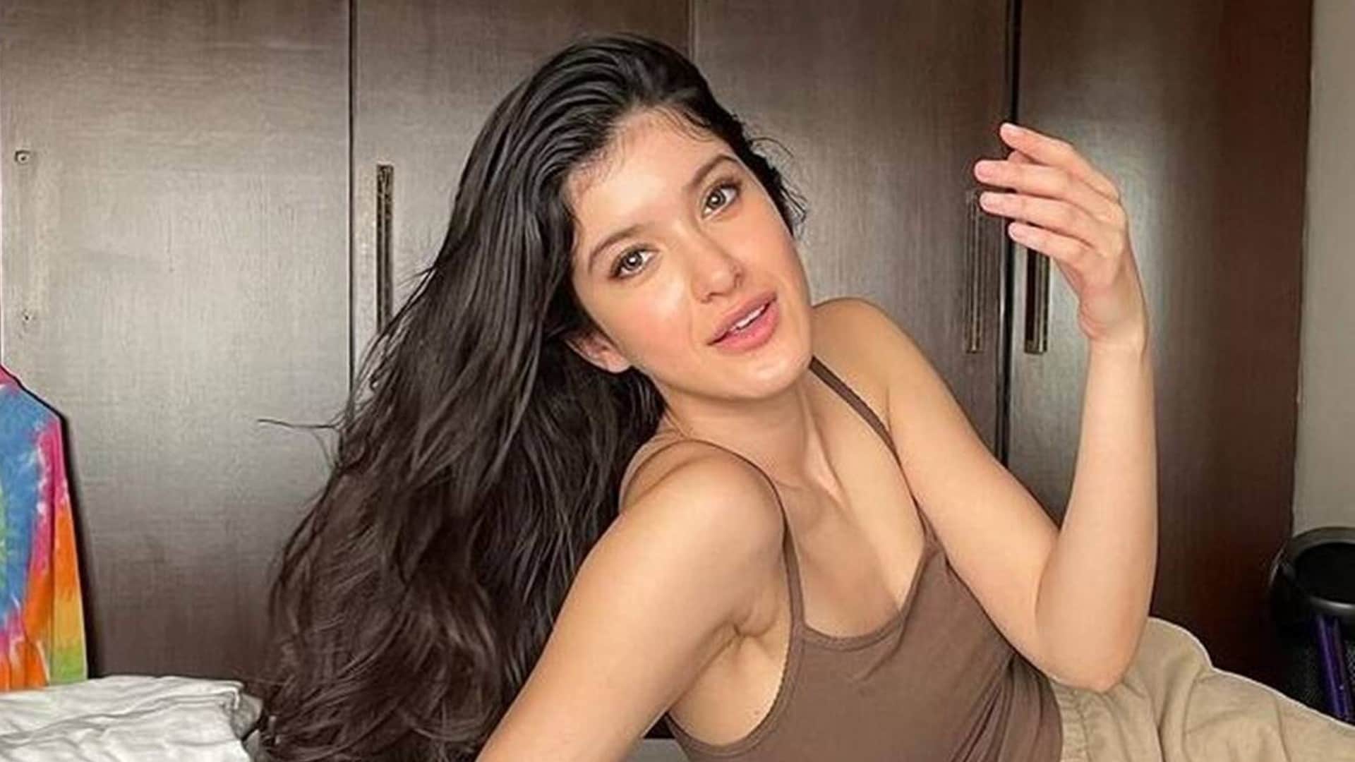 Shanaya Kapoor was seen on the streets of Mumbai in a no makeup look, see Actress photos in semi formal dress